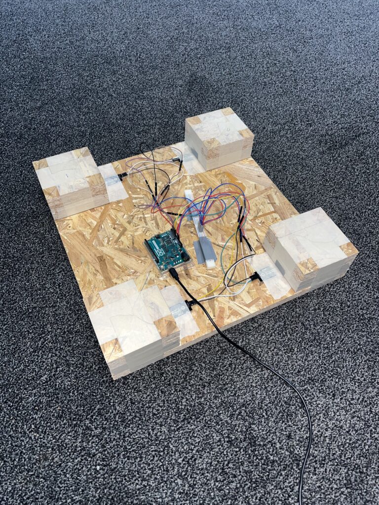 Ein Projekt in der Prototyp-Phase: Unter einem Board hat Quirin Nebas Gewichtssensoren verbaut. Abhängig der Bewegung und Gewichtsverlagerung auf dem Board werden Sounds erzeugt | Foto: Quirin Nebas