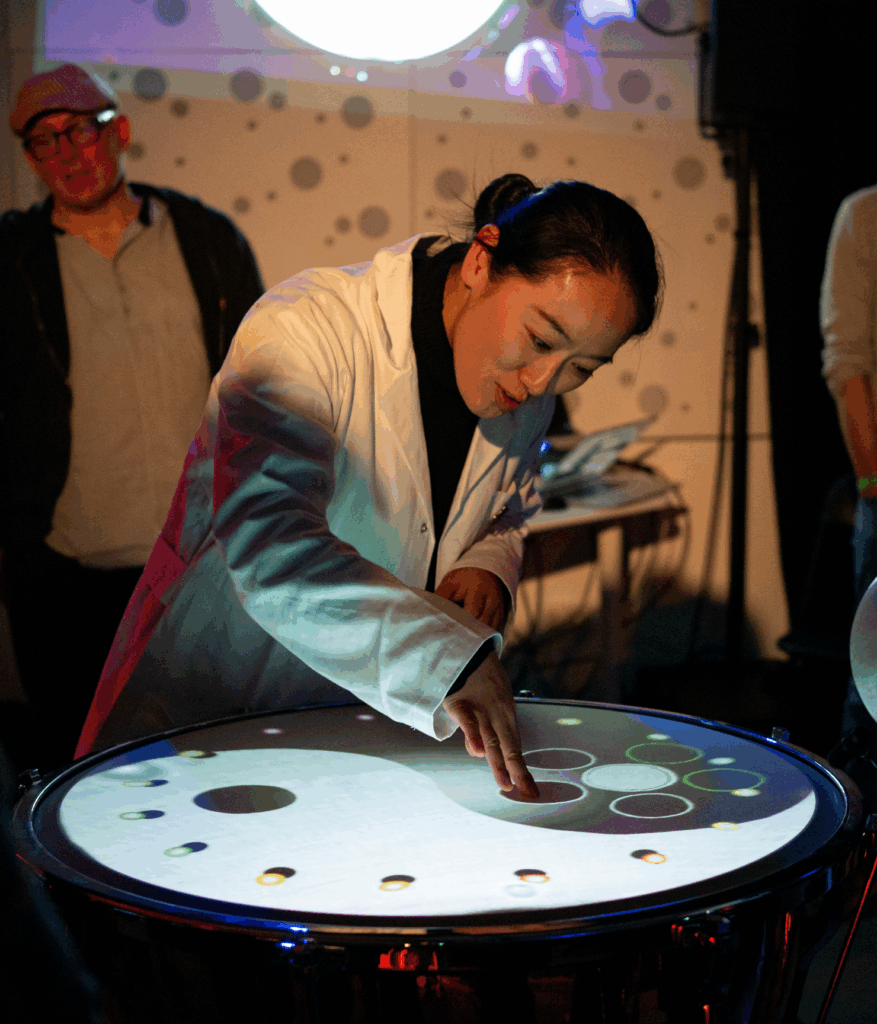 Lin Chen spielt den Hexenkessel auf der SuedKultur Music-Night 2024 / Foto: Jacob Mewes