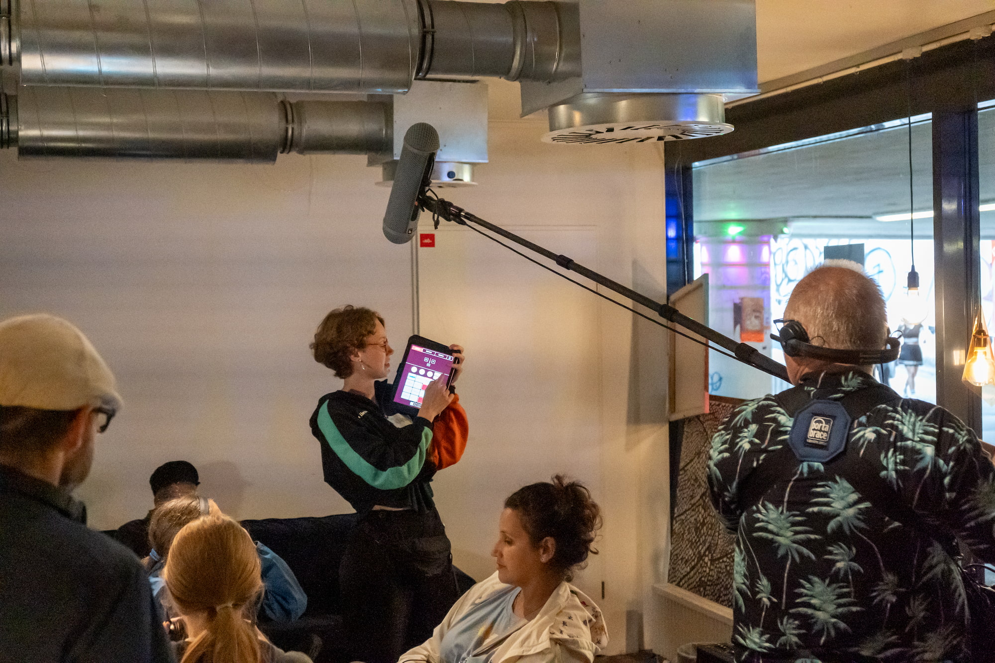 Wettbewerb „Wie klingt mein Harburg“: Workshop-Organisatorin Joana Welteke führt Teilnehmer:innen in die App ein, mit der sich Klänge einfangen und zu Kollagen zusammensetzen lassen | Foto: Michel Blümel