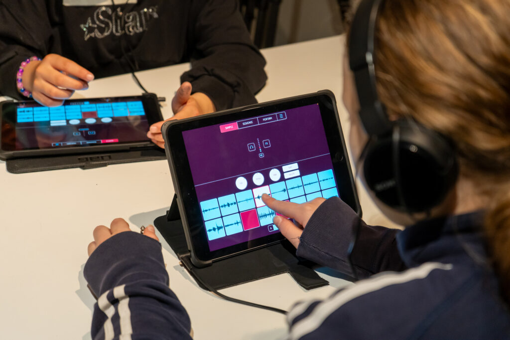 Wettbewerb „Wie klingt mein Harburg“: Das Erstellen von Klangkollagen geht mithilfe einer App ganz leicht | Foto: Michel Blümel