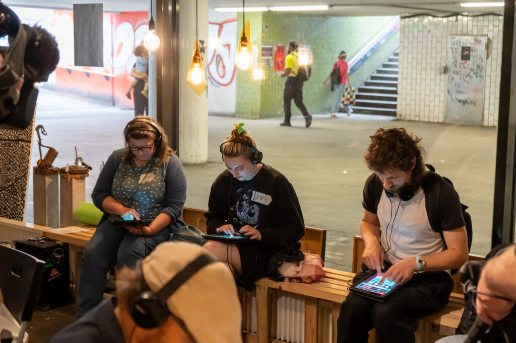 Wettbewerb „Wie klingt mein Harburg“: Im Kulturwohnzimmer erstellen Workshopteilnehmer:innen erste Klangkollagen | Foto: Michel Blümel