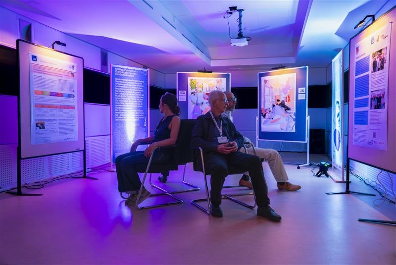 Wie klingen Healing Soundscapes und wie nehmen wir sie wahr? Auf dem 24. Deutschen Kongress für Versorgungsforschung konnten Teilnehmer:innen die Klänge persönlich erleben | Foto: Tong Khanh Ha