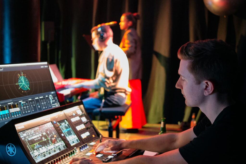 Vom Mischpult aus regelt Jonathan Hammoor die Audiotechnik im Production Lab | Foto: Jakob Mewes