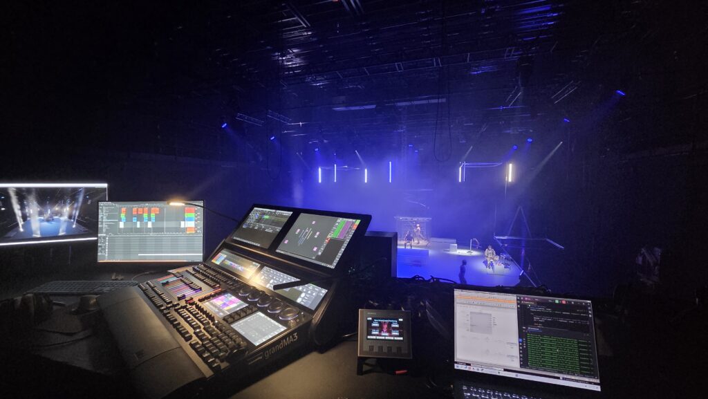 Die Kommandozentrale während der Show: Auch wenn die Systeme vollautomatisch laufen und diverse Sicherheitsvorkehrungen aufweisen, kontrolliert das Team vor Ort stets, dass alles rund läuft | Foto: Haptic Lab