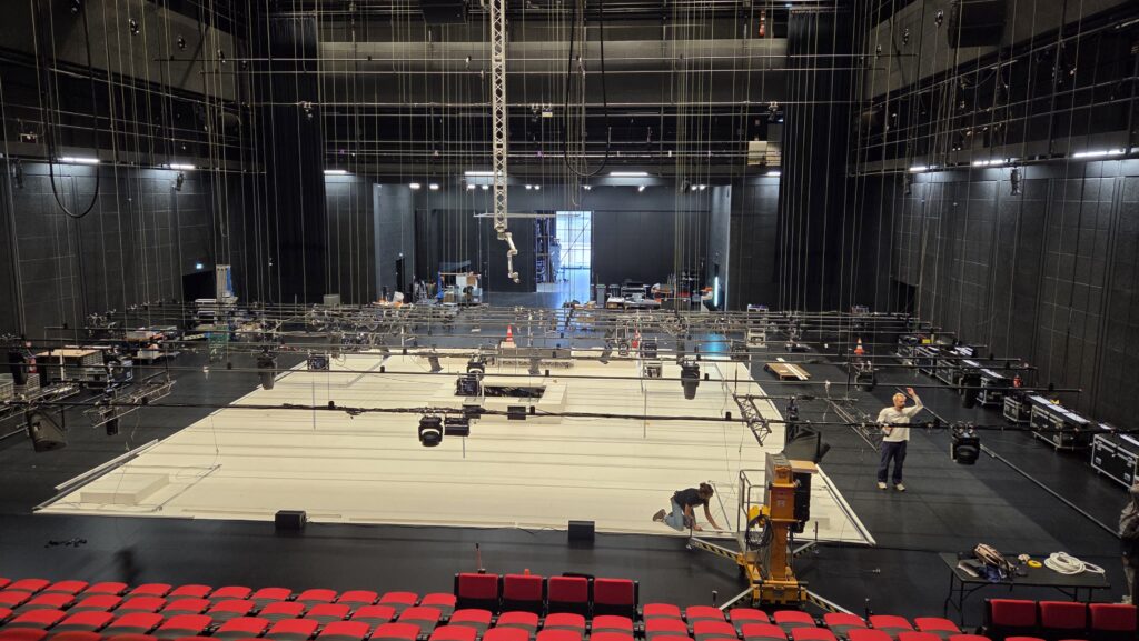 Mit einer Höhe von rund 10 Metern und einer Breite von 20 stellte die offene Bühne des Straßburger Theaters Le Maillon technische Anforderungen der besonderen Art | Foto: Haptic Lab