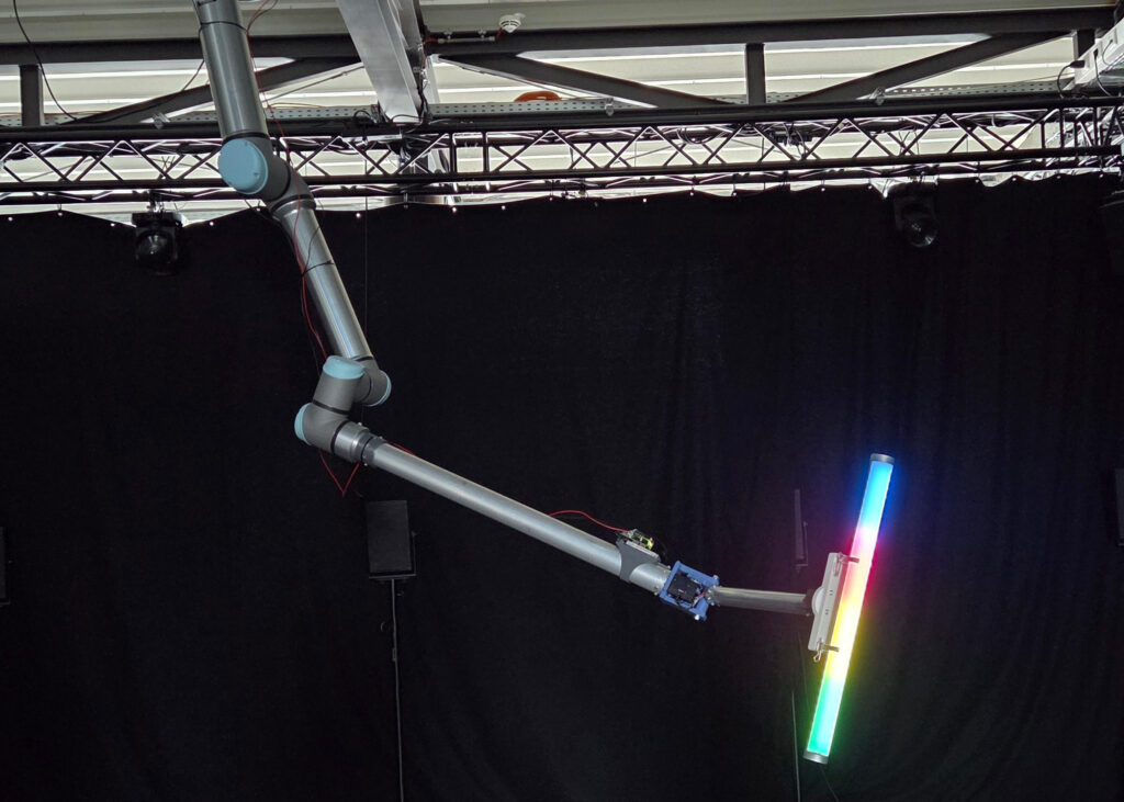 Tests und Anpassungen im Production Lab: Ein Industrierboter, der an der Decke befestigt und für künstlerische Performances genutzt wird, ist eine absolute Neuheit | Foto: Haptic Lab