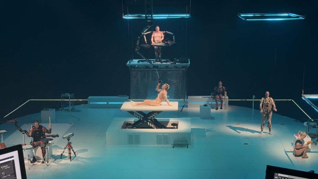 In „ETERNAL DAWN“ interagiert der Roboter mit den Performer:innen - wie ein eigenständiger Charakter des Musiktheaters | Foto: Haptic Lab