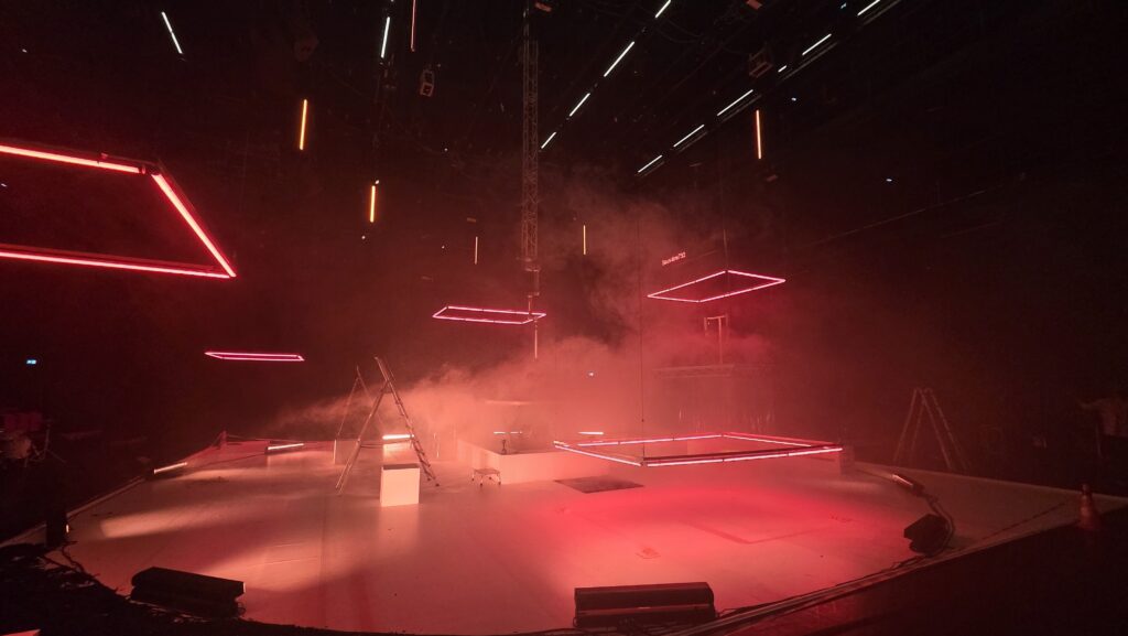 Die Titan-Lichtrahmen aus dem Projekt „Motor Matrix“ werden durch 16 Aktuatoren über die Bühne bewegt | Foto: Haptic Lab