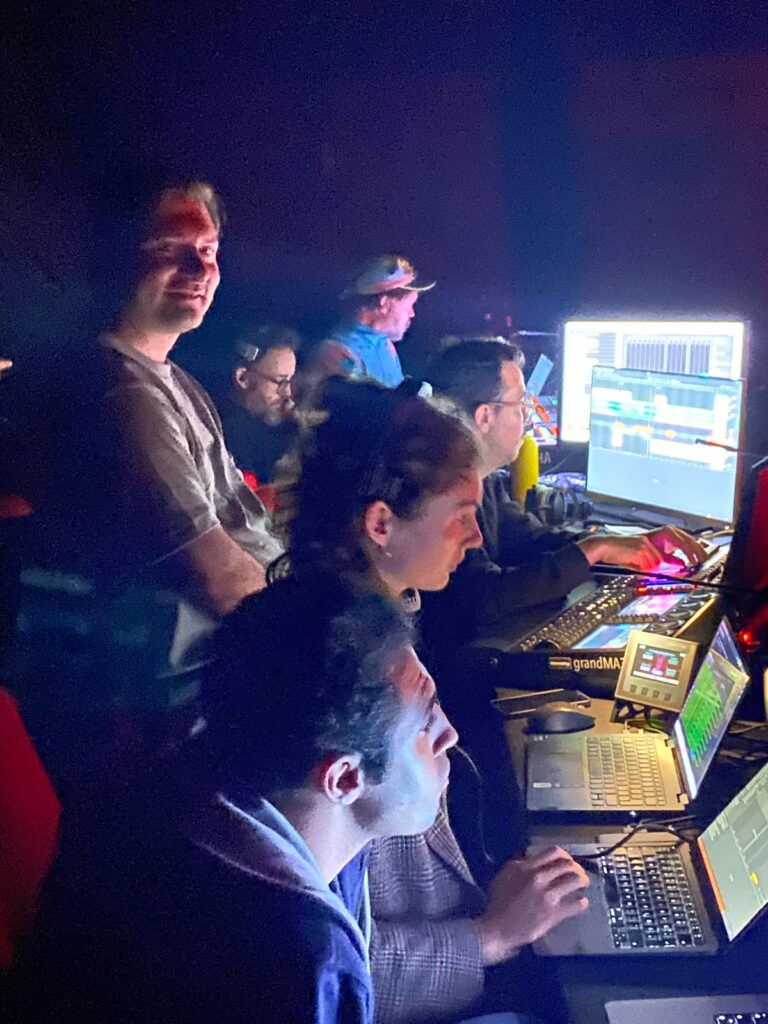 Freude hinter den Kulissen: Die Technik hat planmäßig funktioniert - die Premiere war ein großer Erfolg | Foto: Haptic Lab