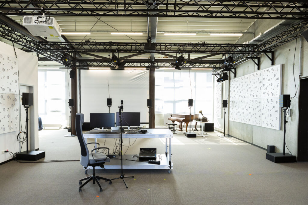 Das Production Lab im 10. Stock des ligeti zentrums ist vielseitig einsetzbar. Dank umfangreicher Software sowie individueller Lautsprecheranordnungen ist 3D-Audio hier nicht nur real erprobbar, sondern skalierbar und portierbar | Foto: Jasmin Gritzka