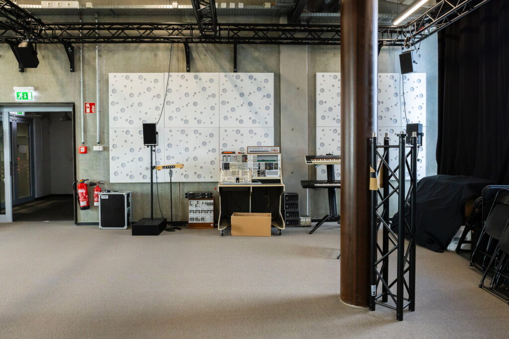 Die hohe Flexibilität des Labs liegt nicht zuletzt an der vorhandenen Software: Die drei gängigen Klangformate – kanal-, objekt- und soundfieldbasiert – lassen sich im Production Lab allesamt umsetzen | Foto: Jasmin Gritzka