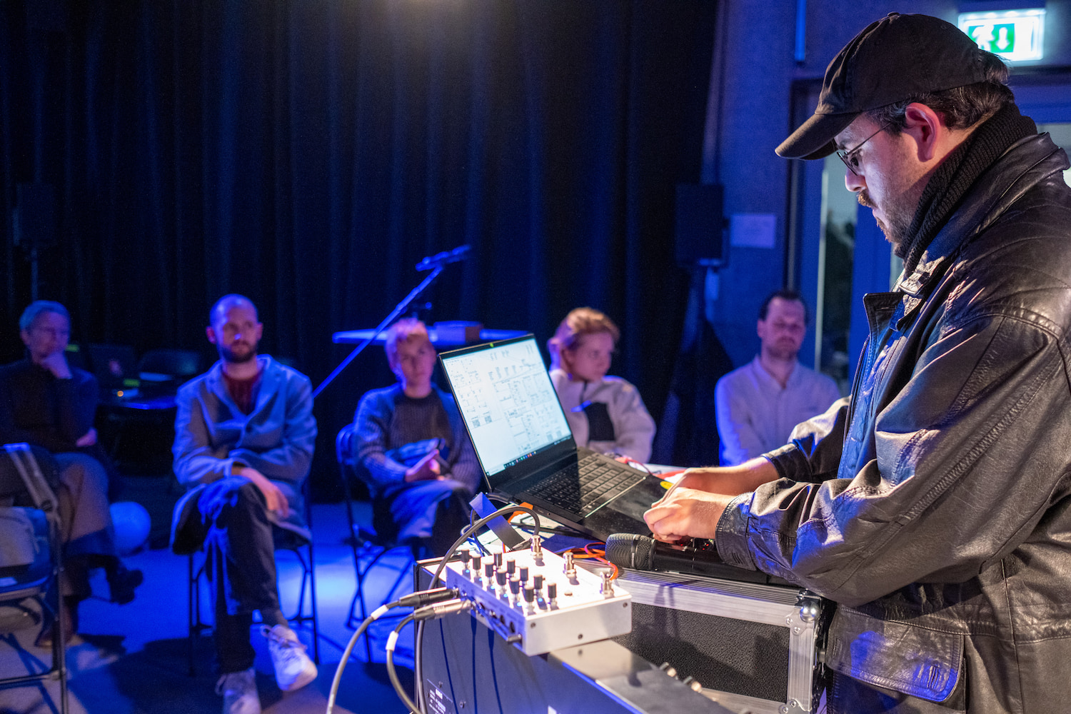 Von 13 bis 16 Uhr verwandelt sich das Production Lab am Tag der offenen Tür des ligeti zentrums (22. November 2025) in einen 3D-Audio Listening Room. Neben einer kurierten Playlist können Musiker:innen auch eigene Sounds testen | Foto: Carsten Rabe