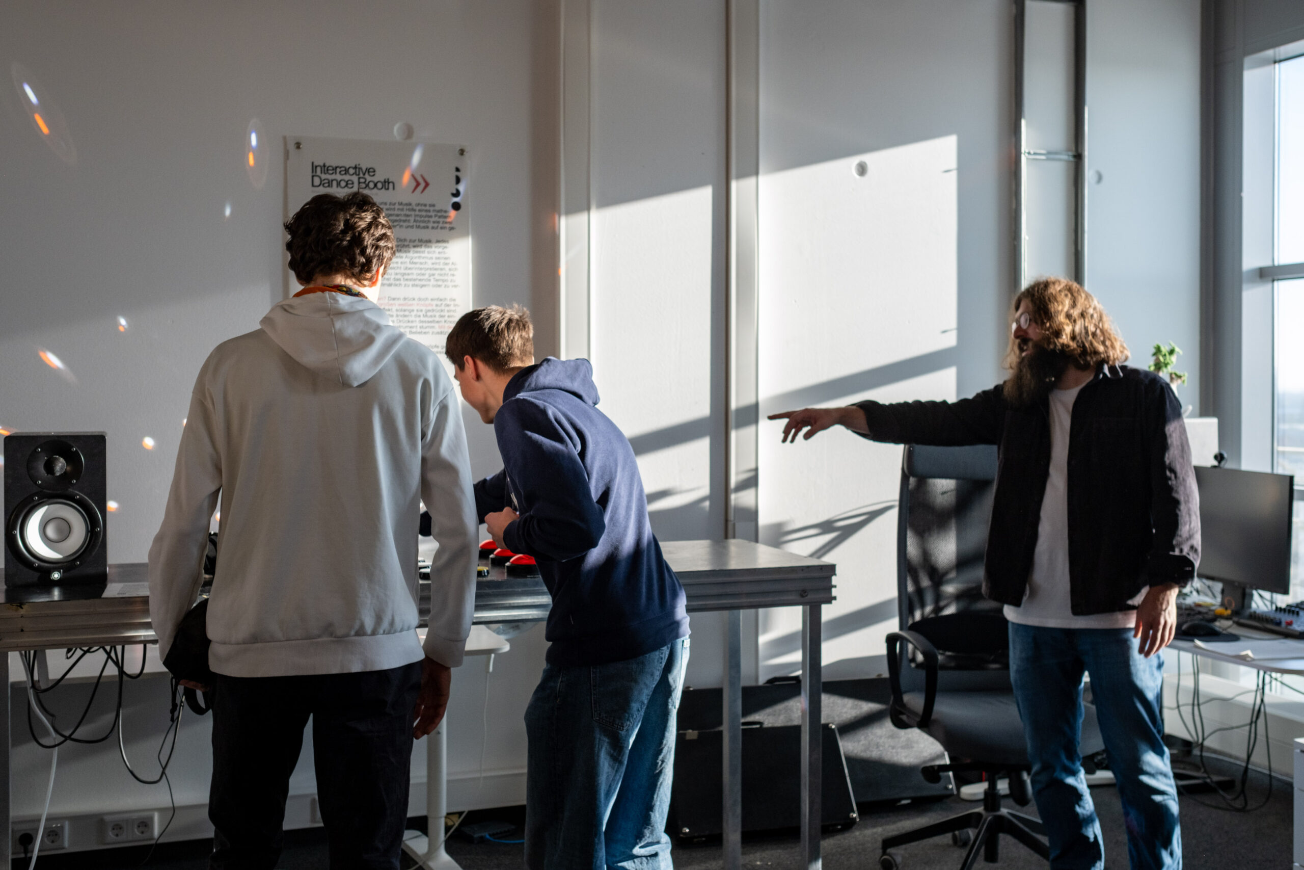 Rhythmus durch Bewegung: Die Dancebooth lud Besucher:innen ein, den passenden Takt zu finden | Foto: Carsten Rabe