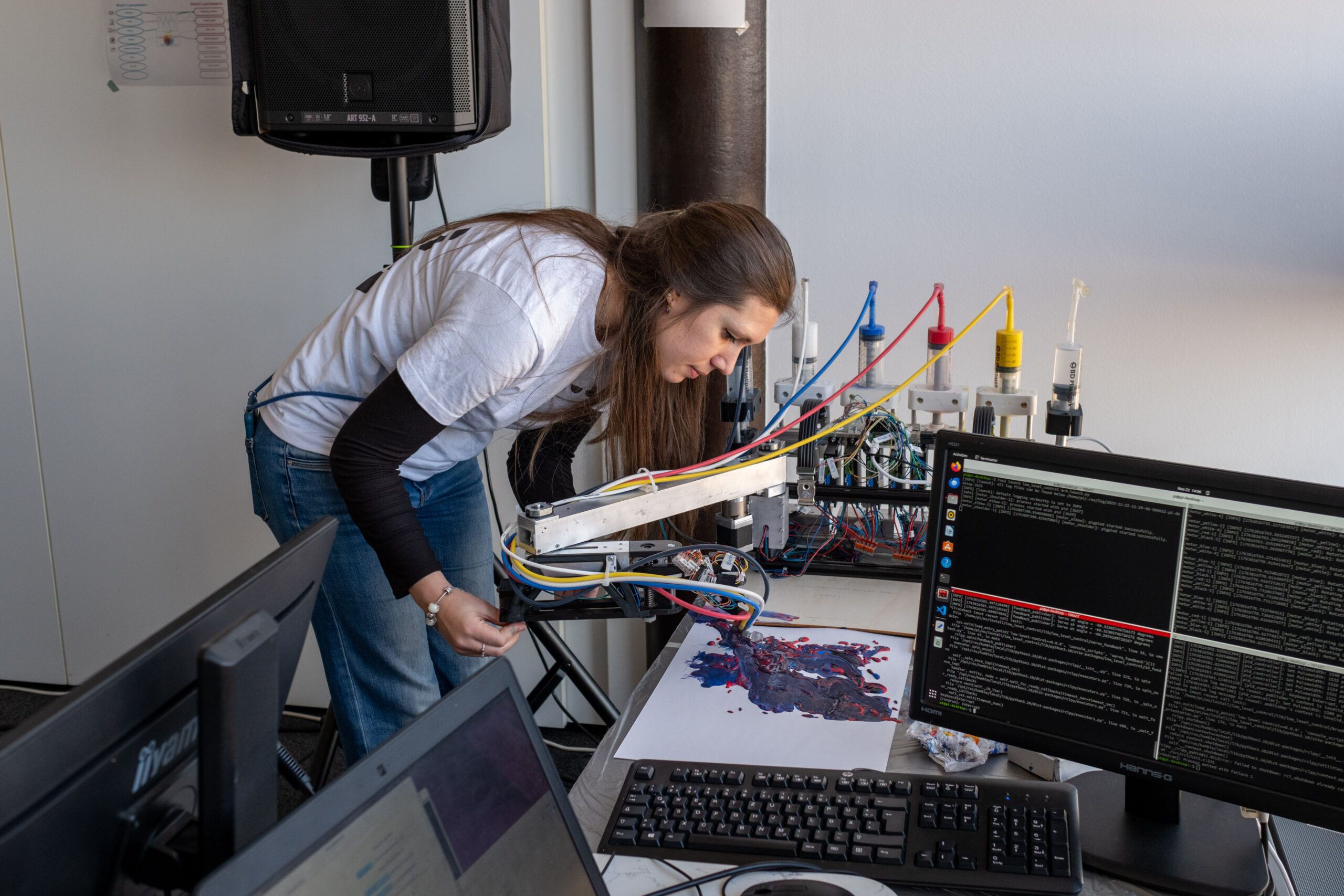 Wie interpretiert ein Roboter Musik? Und wie übersetzt er sie in Bilder? Der Malroboter sorgte für spannende Gespräche | Foto: Carsten Rabe