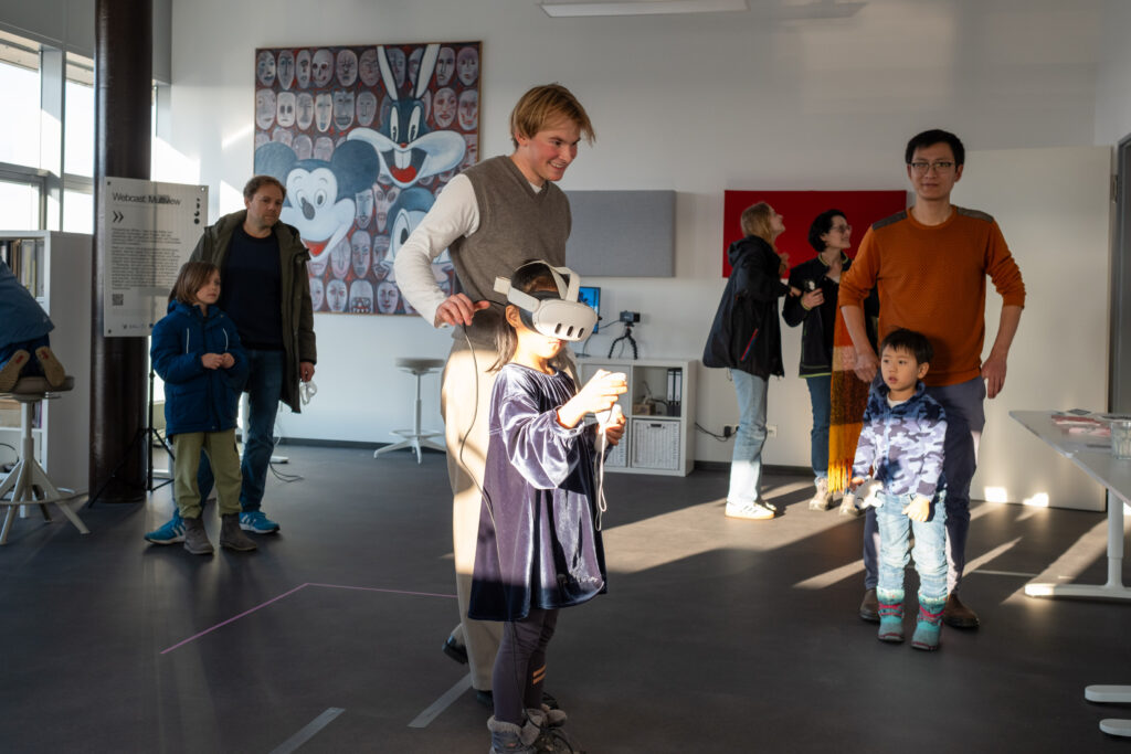 Willkommen im virtuellen Raum: Moving Sound Pictures erlaubt es Nutzer:innen, Kunstwerke interaktiv zu erforschen | Foto: Carsten Rabe