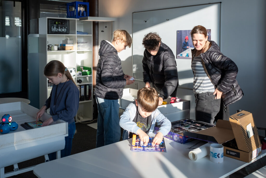 VRobotia führt Kinder mit praktischen Spielen in die Welt der Robotics ein. So auch beim Tag der offenen Tür des ligeti zentrums | Foto: Carsten Rabe
