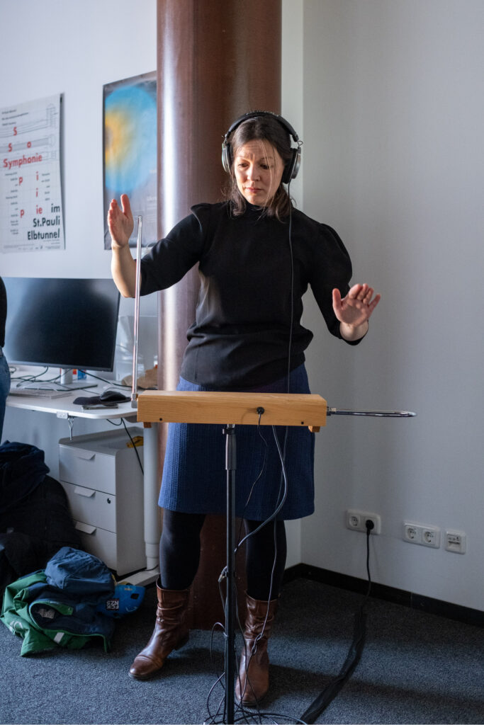 Wie lässt sich ein Raum klanglich darstellen - und in einen anderen portieren? Im Agenturbüro versetzten Instrumente wie das Theremin Besucher:innen in das mittlerweile abgerissene Kohlekraftwerk Moorburg | Foto: Carsten Rabe