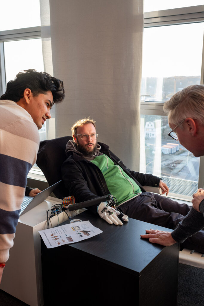 Wie können Menschen mit Bewegungseinschränkungen und Behinderungen die Vorteile der Musiktherapie nutzen? Ein interdisziplinäres Team arbeitet an Lösungen und präsentierten ihren Prototypen | Foto: Carsten Rabe