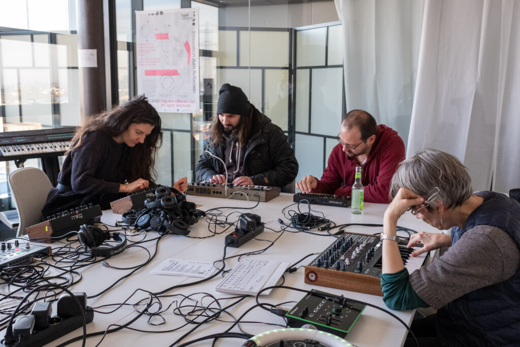 Einmal im Monat finden im ligeti zentrum Synthesizer-Workshops statt. Im 9. Stock konnten Besucher:innen die digitalen Musikerzeuger ausprobieren | Foto: Carsten Rabe