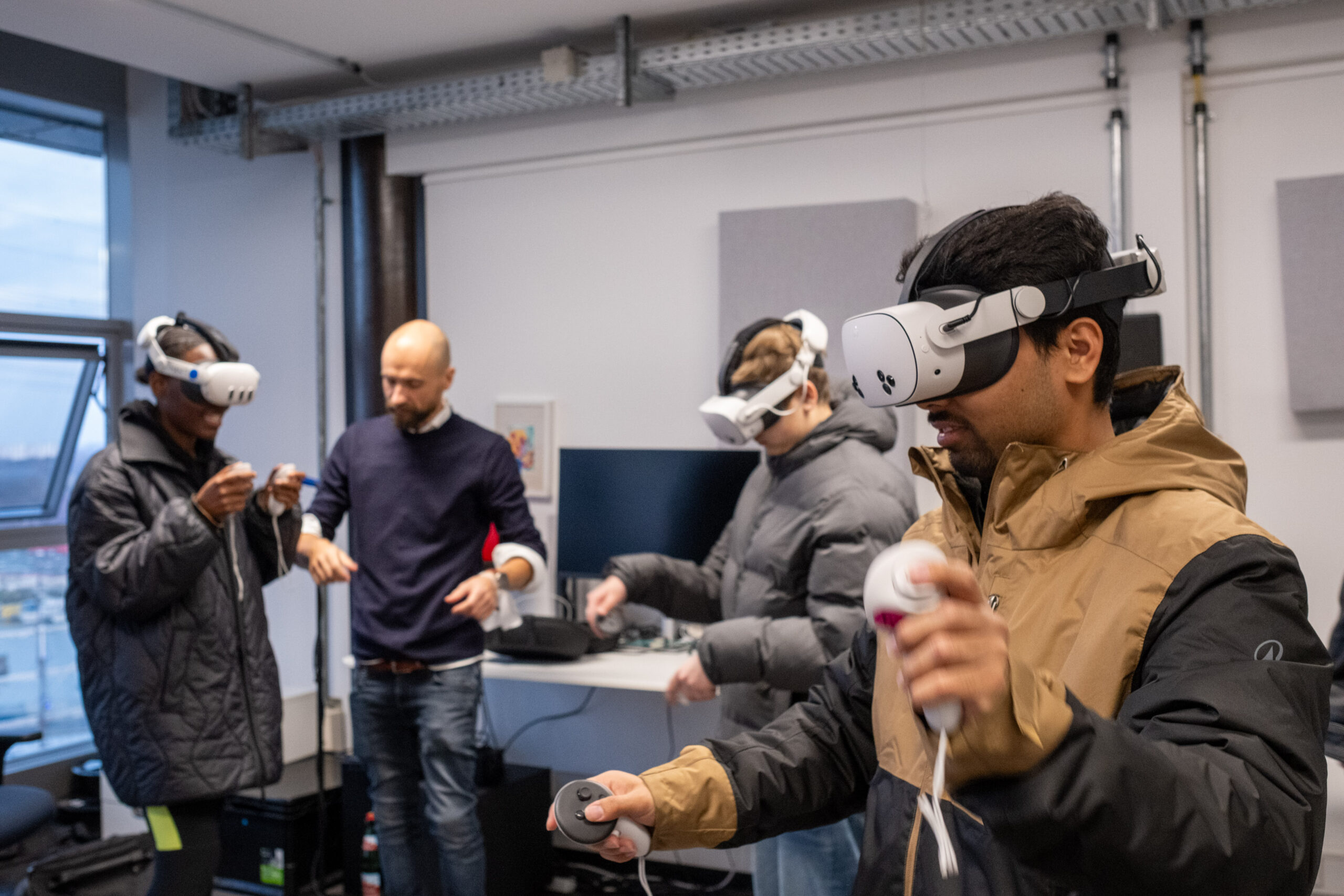 Musik lernen per App: Besucher:innen testen "EMI-me!" im XR Lab | Foto: Carsten Rabe