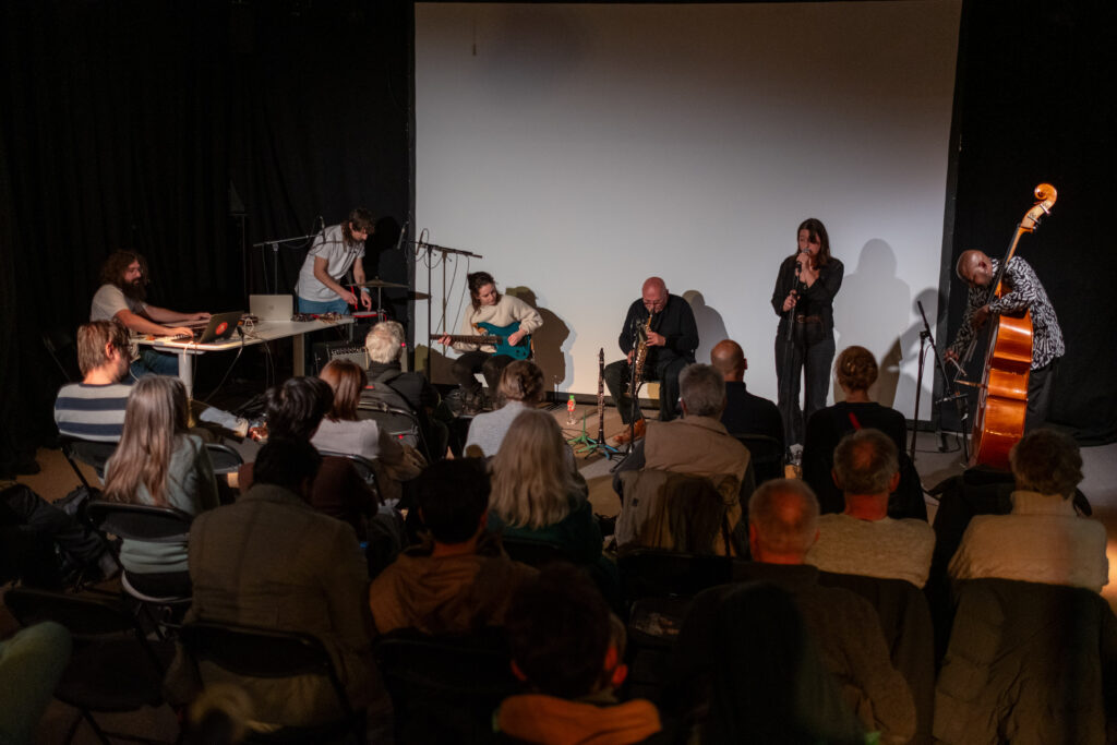 Eindrucksvoller Abschluss: Mit einer musikalischen Performance versammelte das Ensemble SPIIC+ die Besucher:innen im Production Lab | Foto: Carsten Rabe