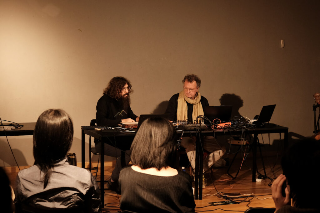 Performance in Hangzhou: Die Sonomathematischen Impulsarchitekten, Simon Linke und Rolf Bader | Foto: 蔣舒帆