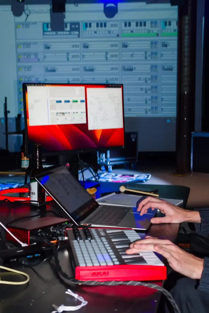 Im Production Lab wird die Licht- und 3D-Audio-Technik vollends ausgenutzt | Foto: Victor Gelling