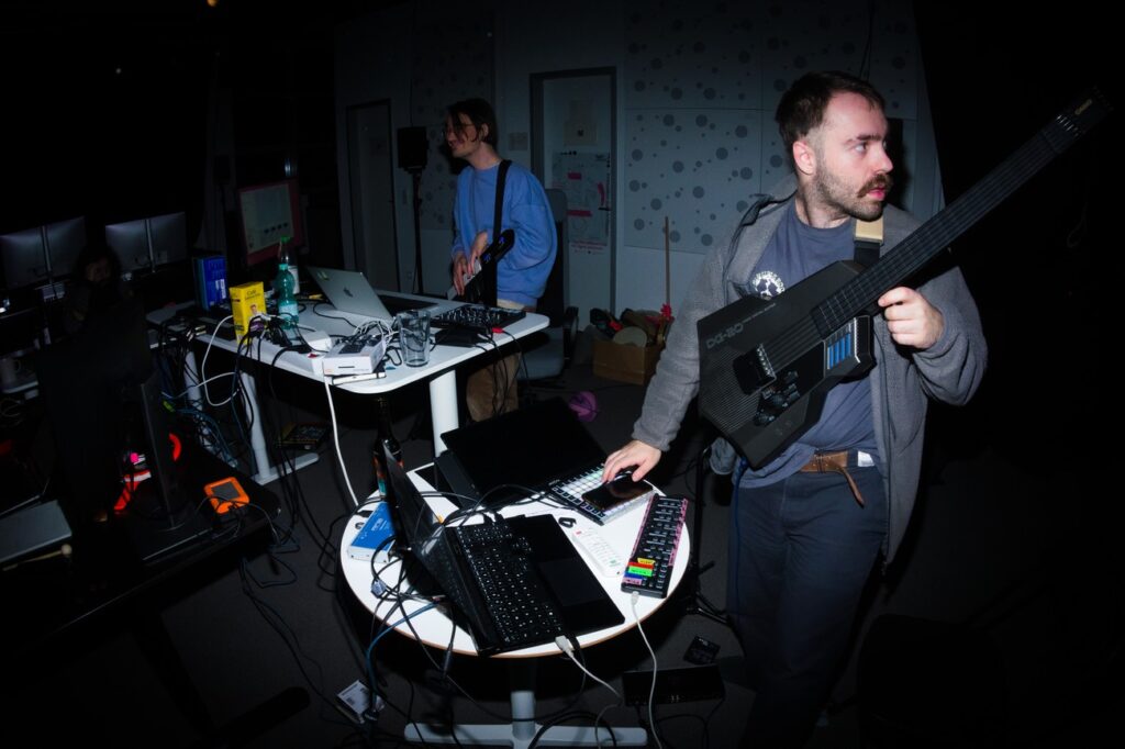 Statt die klangliche Steuerung bei einer Person am Mischpult zu bündeln, haben alle Musiker:innen gleichermaßen Zugriff auf die Technologien | Foto: Victor Gelling