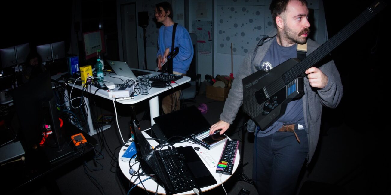 Statt die klangliche Steuerung bei einer Person am Mischpult zu bündeln, haben alle Musiker:innen gleichermaßen Zugriff auf die Technologien | Foto: Victor Gelling