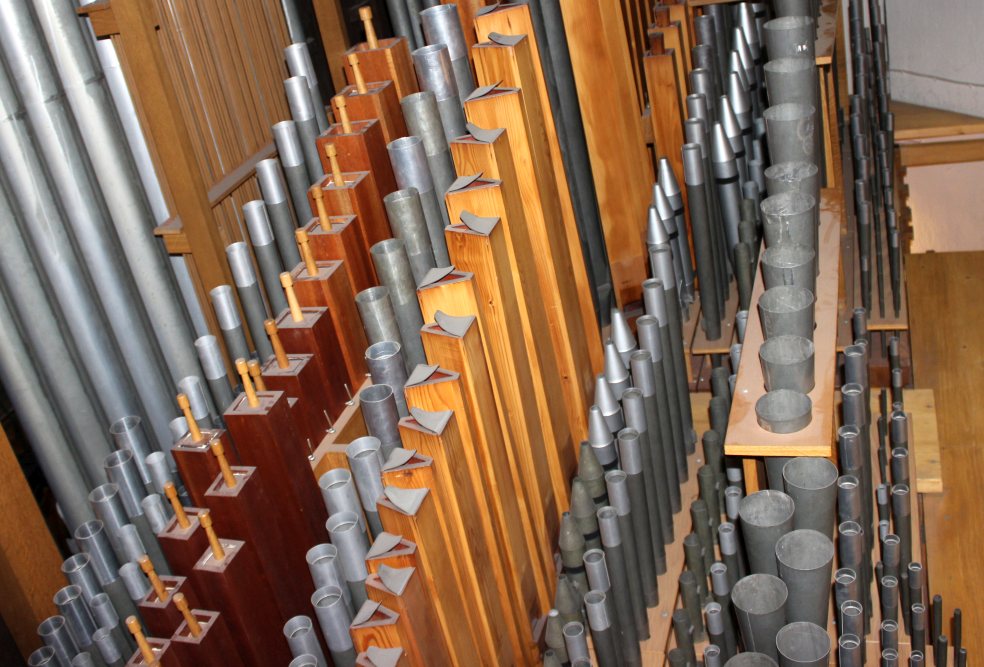 Orgelpfeifen, Kirche Dortmund-Aplerbeck | Foto: Docbritzel, CC BY-SA 4.0, https://creativecommons.org/licenses/by-nc-sa/4.0/