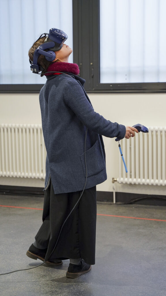 Zur Auswahl stehen vier VR-Umgebungen, in denen die Werke bekannter zeitgenössischer Künstler:innen im virtuellen Raum erkundet werden können | Foto: Salya Fink