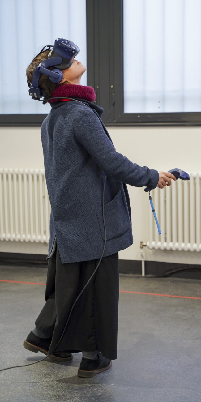 Zur Auswahl stehen vier VR-Umgebungen, in denen die Werke bekannter zeitgenössischer Künstler:innen im virtuellen Raum erkundet werden können | Foto: Salya Fink