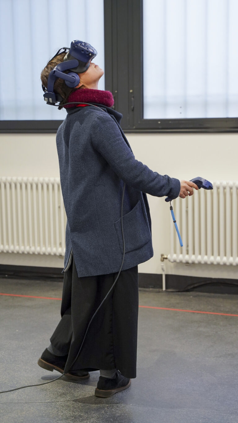 Zur Auswahl stehen vier VR-Umgebungen, in denen die Werke bekannter zeitgenössischer Künstler:innen im virtuellen Raum erkundet werden können | Foto: Salya Fink