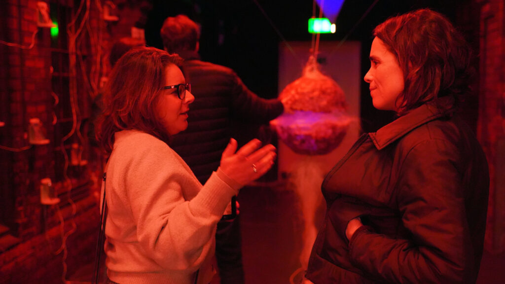 Im Stellwerk Hamburg wurden Skulpturen aus biologisch abbaubarem Bioplastik ausgestellt | Foto: Daria Radler