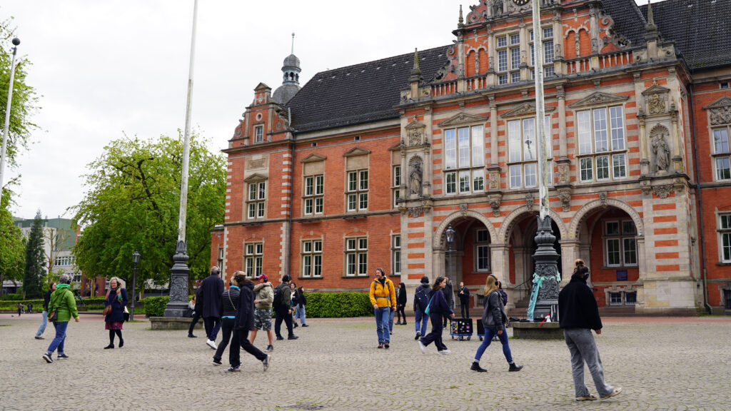 Was machen diese Menschen da? Viele Veranstaltungen fanden im öffentlichen Raum statt. Auch spontanes Mitmachen war möglich – und erwünscht | Foto: Daria Radler