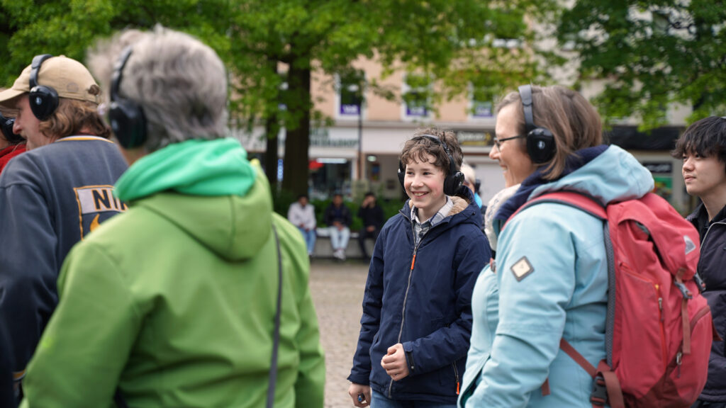 Radioballett auf dem Harburger Rathausplatz: Mit Funkkopfhörern tauchten die Teilnehmenden in eine andere Welt ein | Foto: Daria Radler