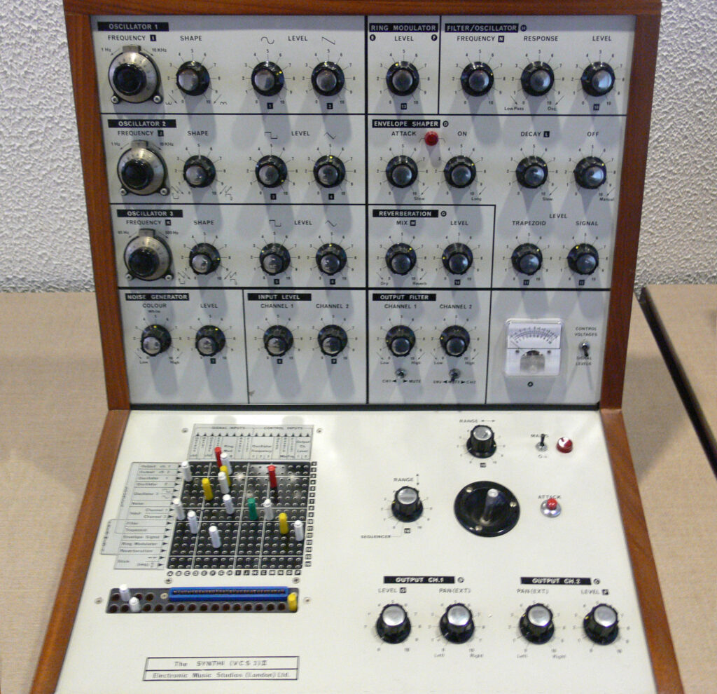 Ein VCS 3 II mit den drei Hauptoszillatoren oben links, dem Patchfeld unten links und dem Joystick unten rechts | Foto: MIM (gemeinfrei)
