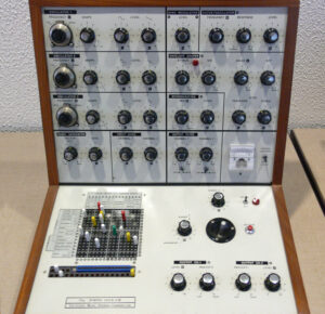 Ein VCS 3 II mit den drei Hauptoszillatoren oben links, dem Patchfeld unten links und dem Joystick unten rechts | Foto: MIM (gemeinfrei)