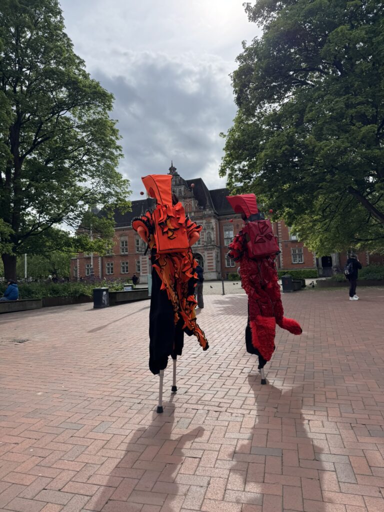 Auf Stelzen machte sich die Oakleaf Streetshow auf den Weg in die Harburger Innenstadt | Foto: Nadine Schwalb