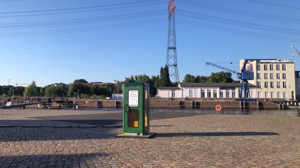 record-o-mat – Telefonzelle auf dem Hafenplatz des Harburger Binnenhafen