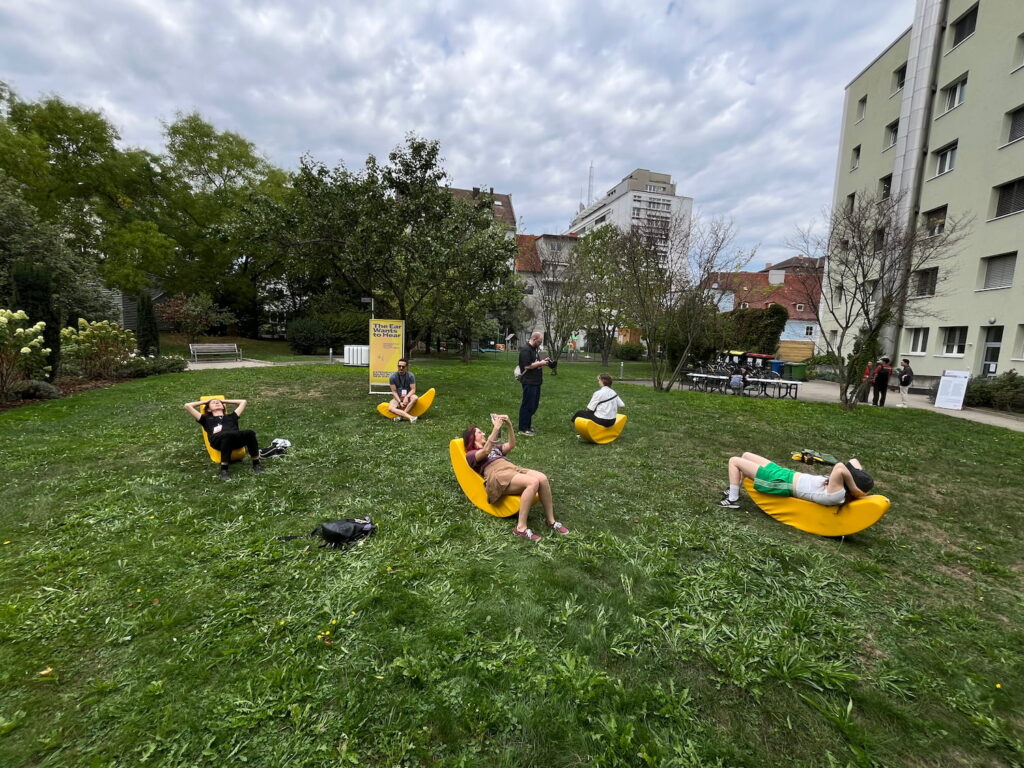 Klangskulpturen auf dem Ars Electronica Festival 2026: Im Elisabethinengarten stellte Quirin Nebas (Artistic Research Lab) die Installation „Sound Bananas“ aus | Foto: Quirin Nebas